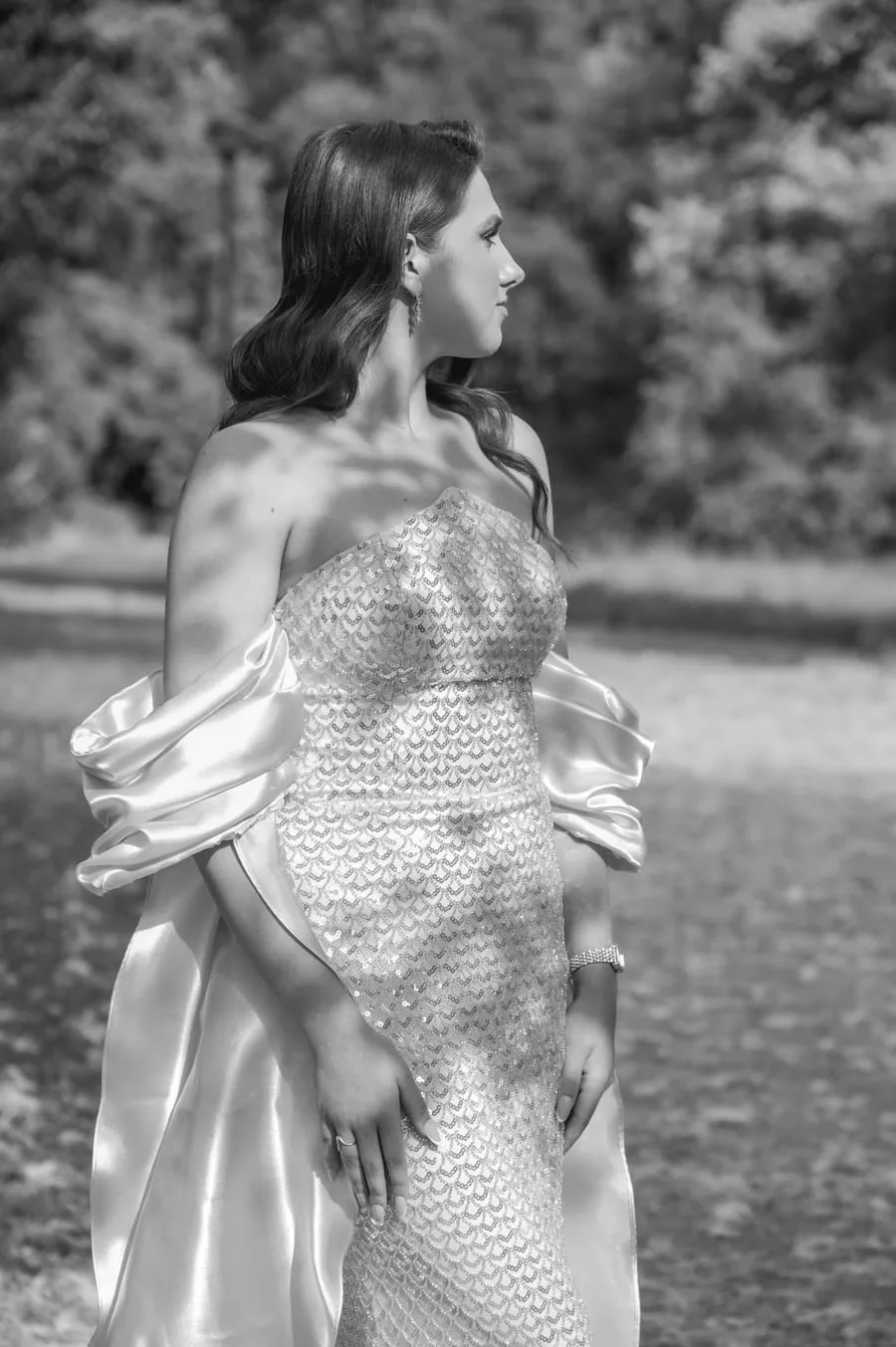 Mladenka u profilu, crno-bijela fotografija