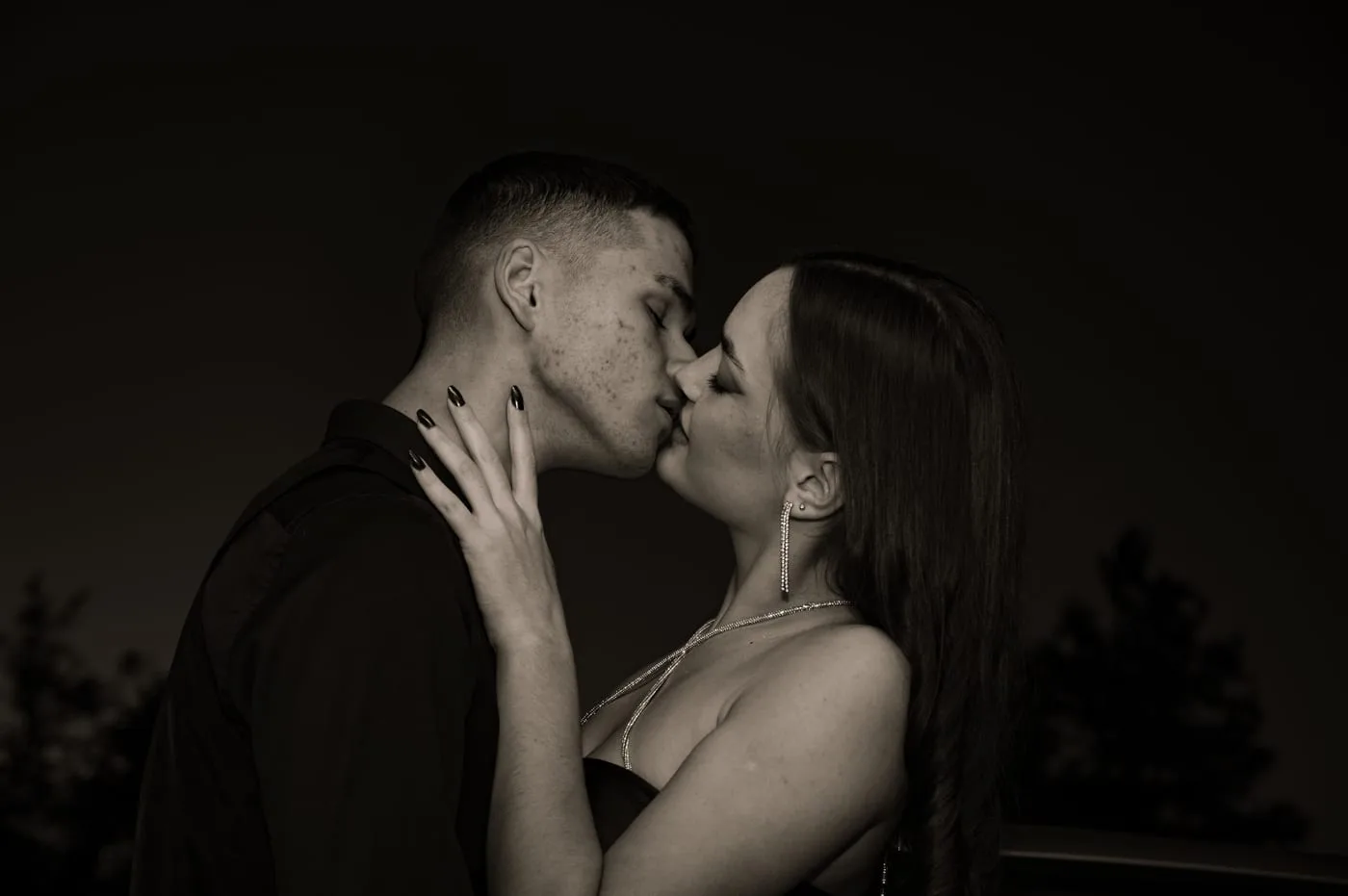 Poljubac mladenaca, crno-bijela fotografija