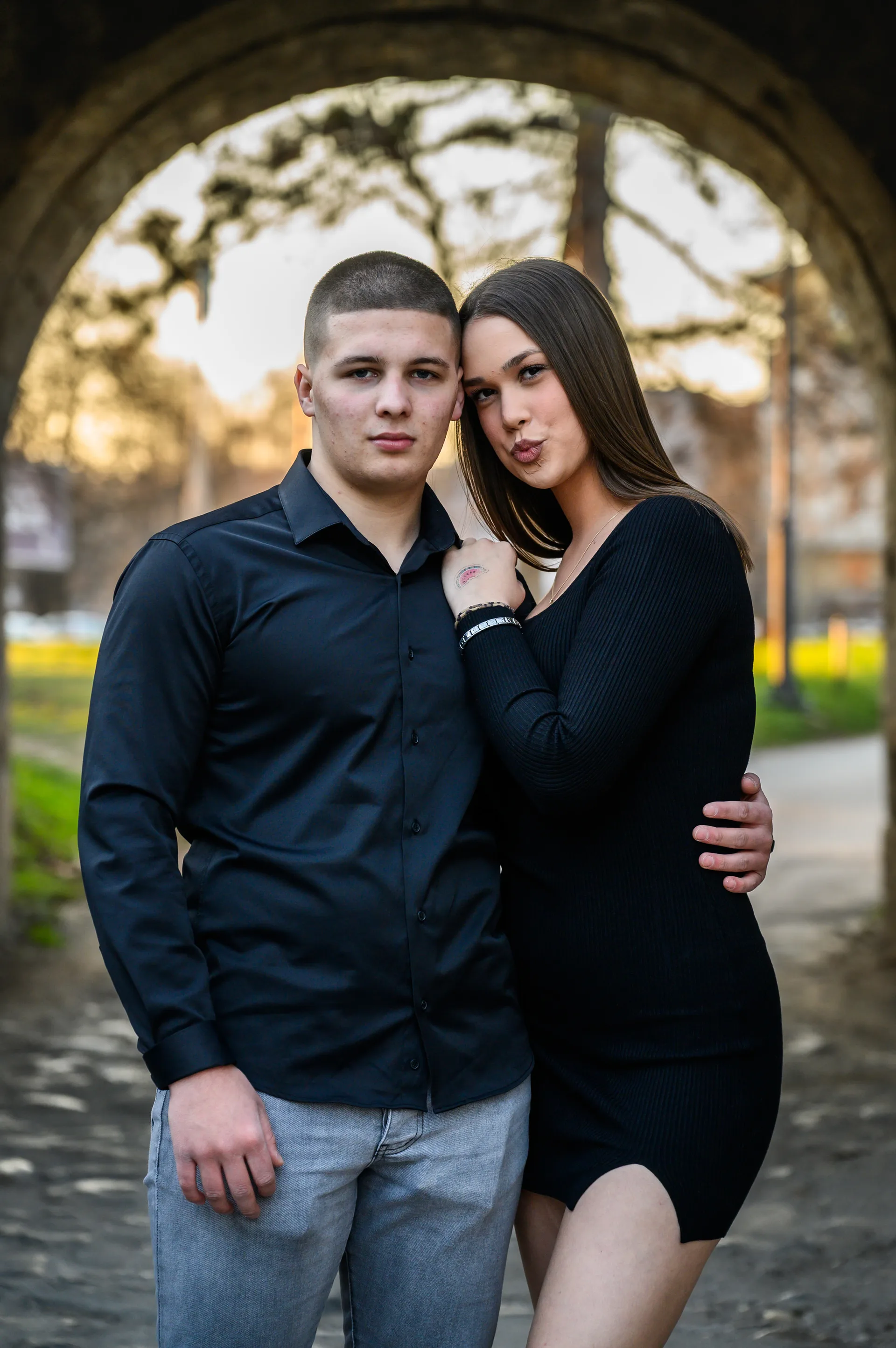 Siluete para u šetnji pored mora u sumrak