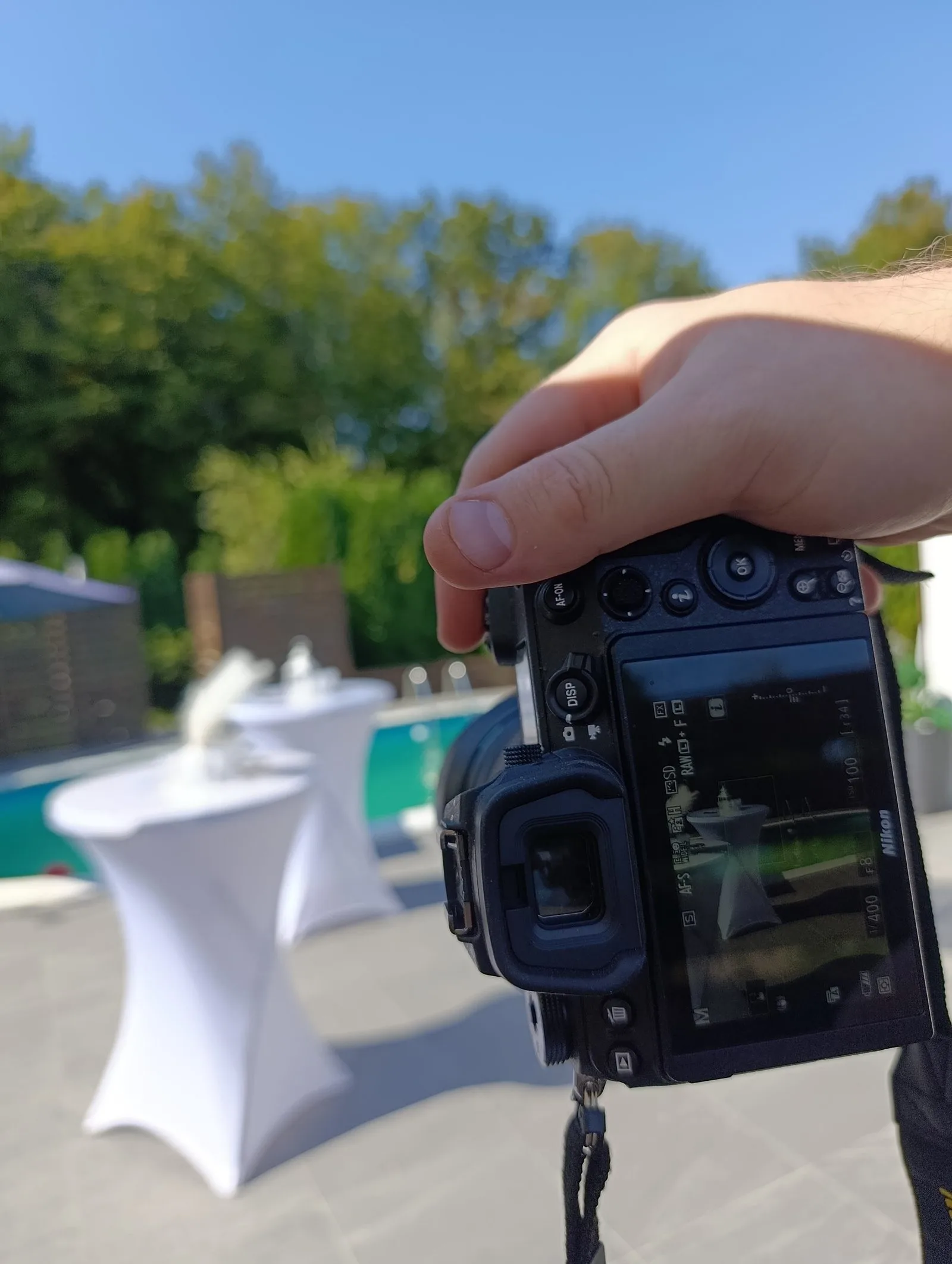 Provjera snimljene fotografije tokom snimanja vjenčanja pored bazena
