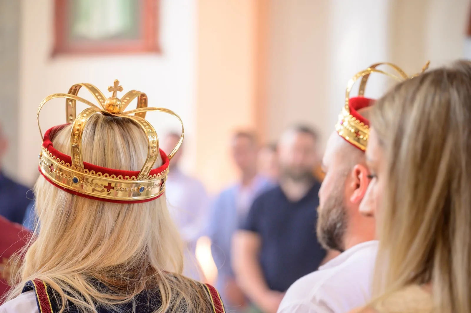 Krunisanje na vjenčanju, pogled s leđa
