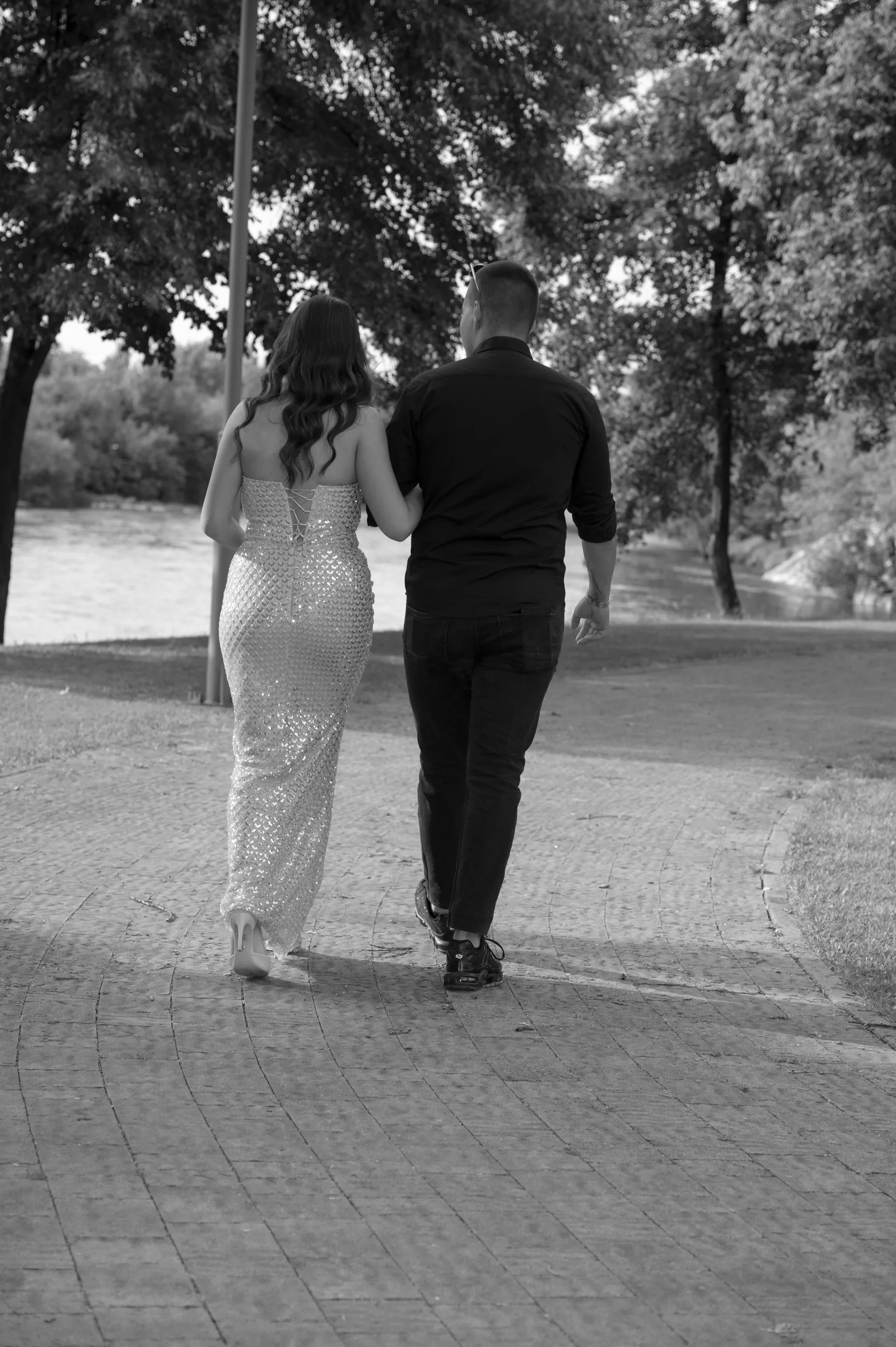 Mladenci u šetnji, crno-bijela fotografija
