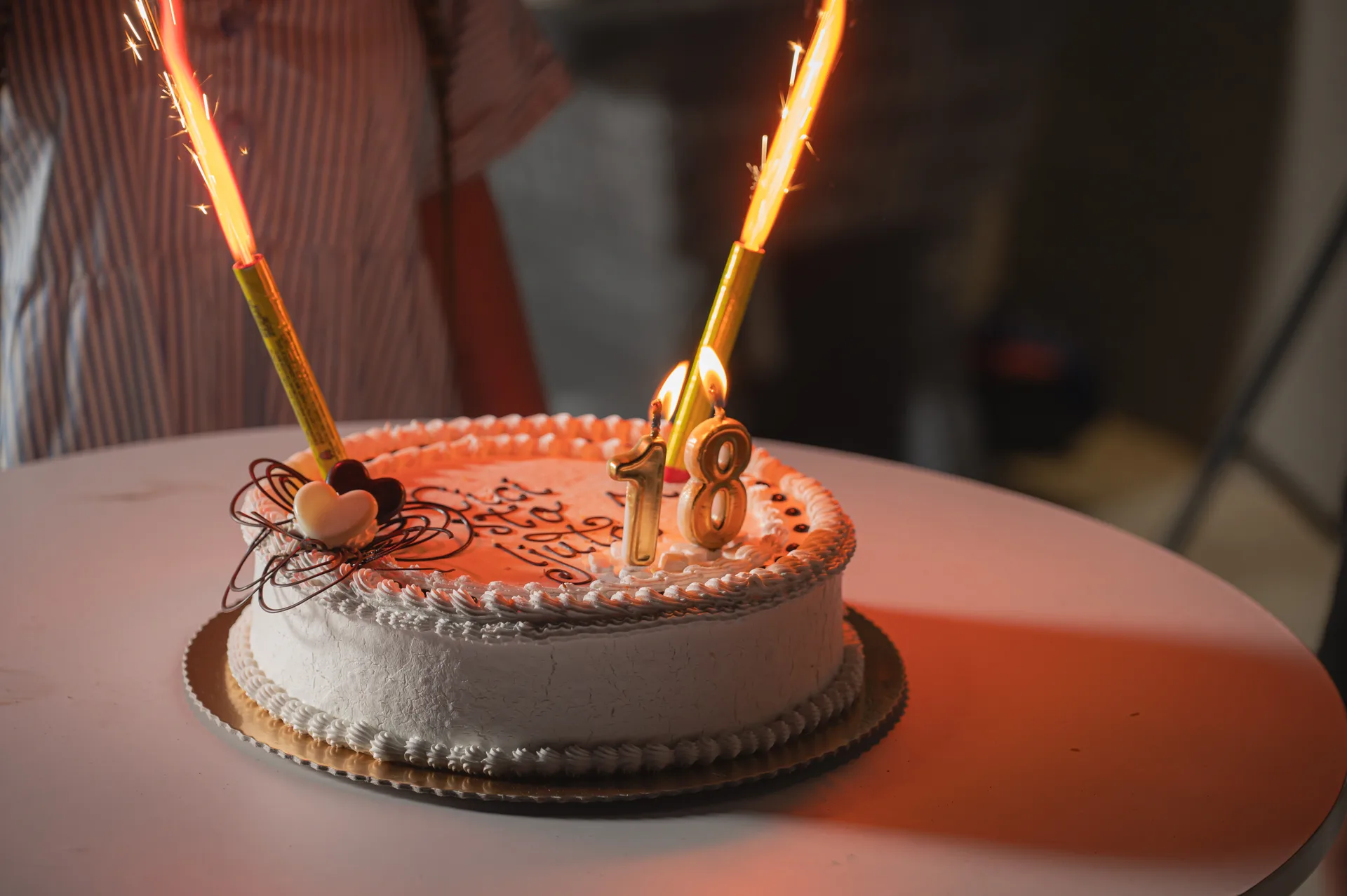 Rođendanska torta sa prskalicama i brojem 18
