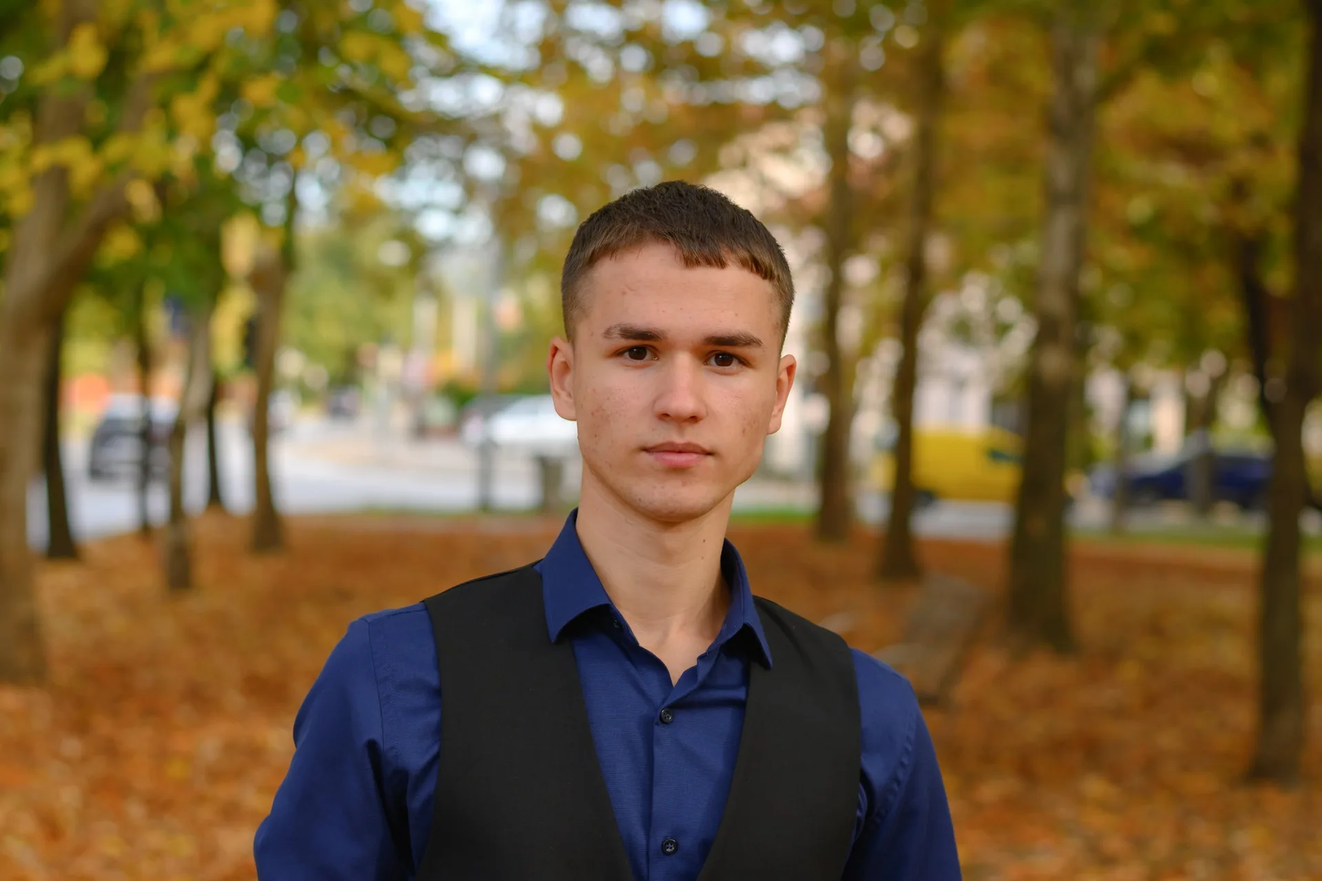 Portret maturanta u jesenjem parku